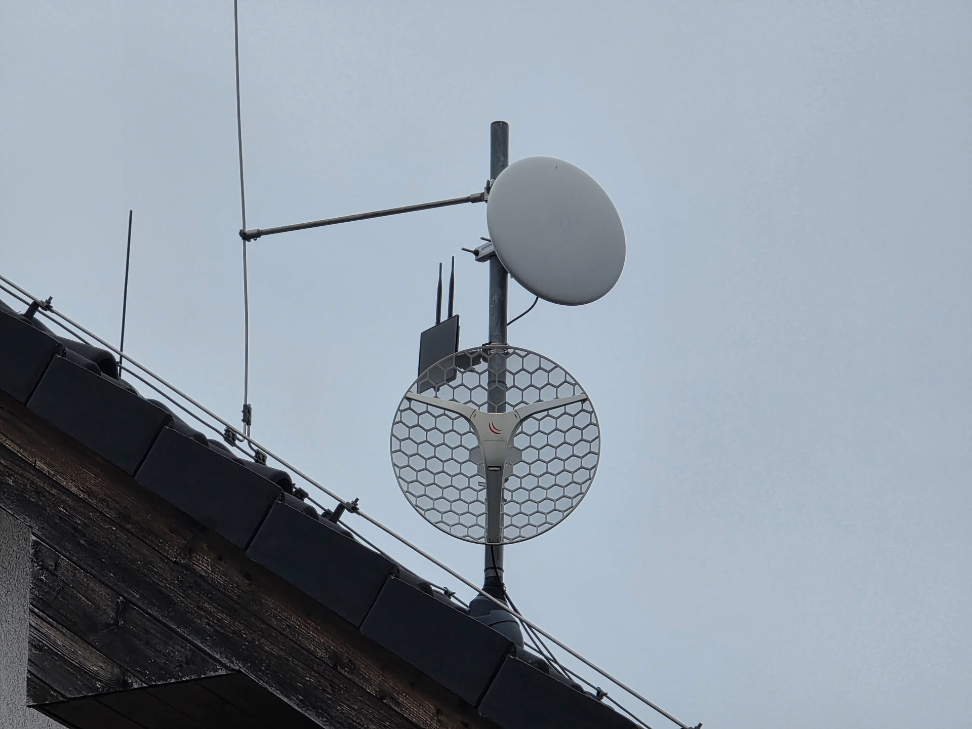 Anténa nodu na střeše